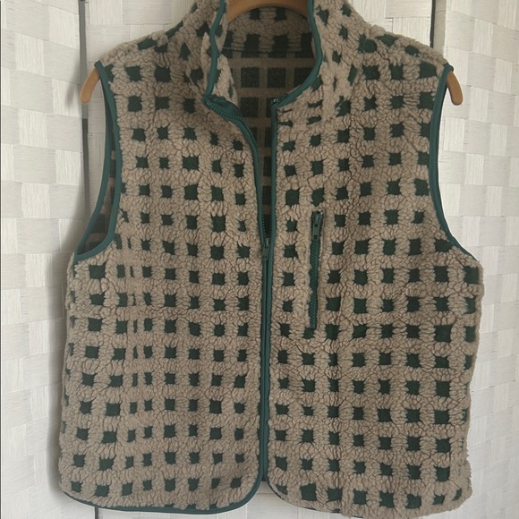 Women's Sherpa Grid Zip Vest - Beige with Dark Green Trim - Picture 4 of 9